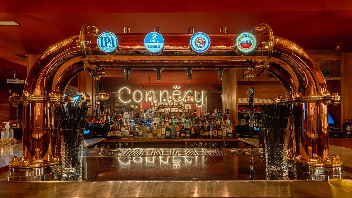 Barra con grifos de cerveza del Connery British Pub en Valladolid