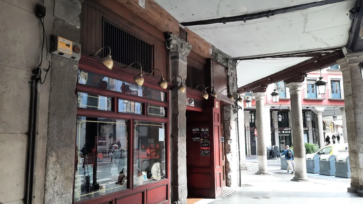 Fachada del Dublin Bay Irish Pub bajo los soportales de Valladolid