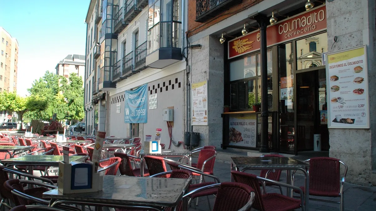 Terraza de El Colmadito en la Plaza de la Rinconada de Valladolid