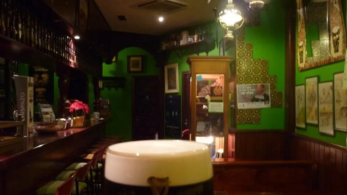 Interior de la Taberna Irlandesa Seamróg con una pinta en Valladolid