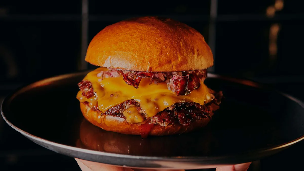 Hamburguesa premiada servida en bandeja en Charra Burguer, Salamanca