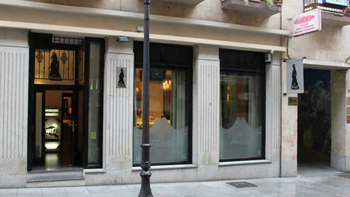 Fachada de La Regenta Gin Club en la calle Espoz y Mina de Salamanca