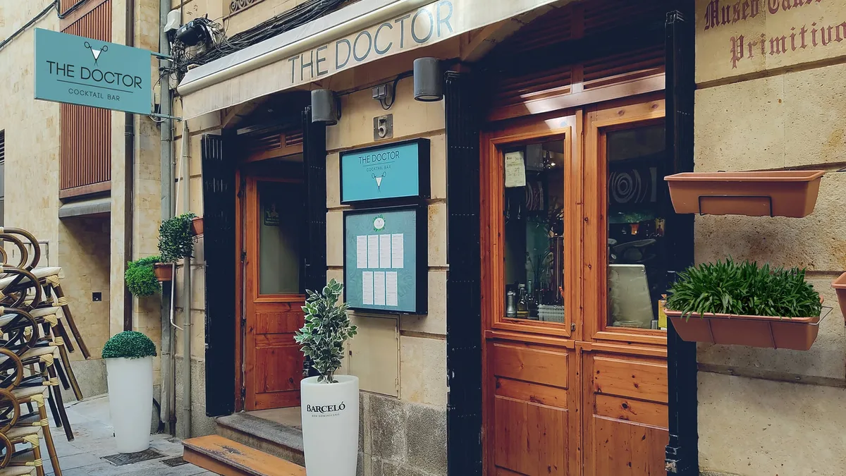 Fachada de The Doctor Cocktail Bar en Salamanca