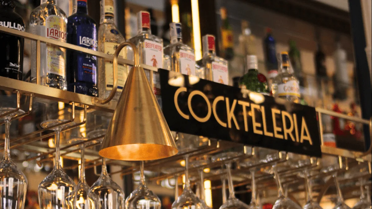 Barra de coctelería del Club 1844 en Valladolid