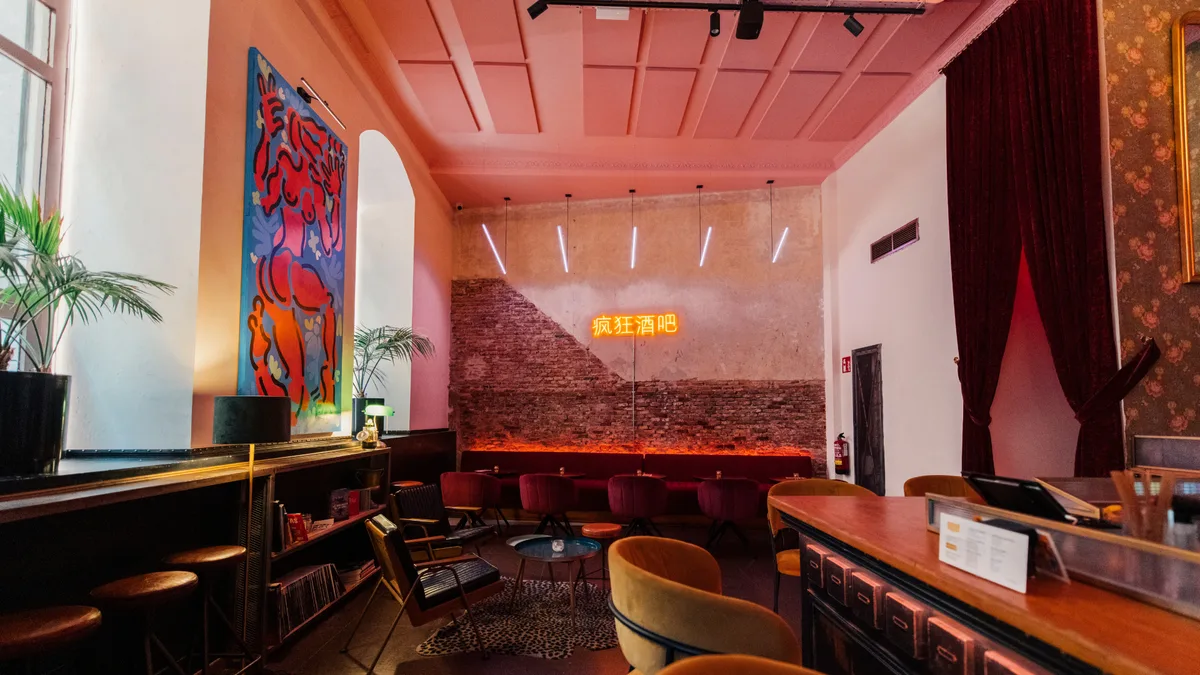 Sala de la coctelería Cucú Bananas en el Pasaje Gutiérrez de Valladolid