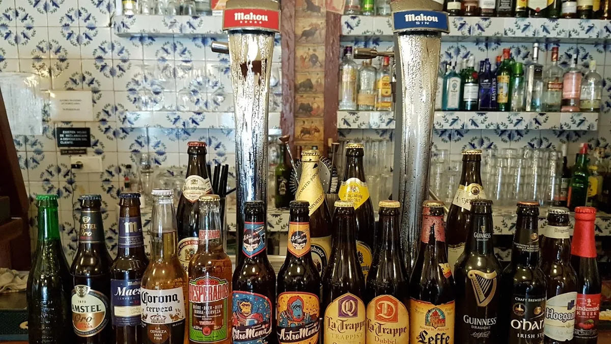 Barra con botellas de cerveza del bar El Largo Adiós en Valladolid