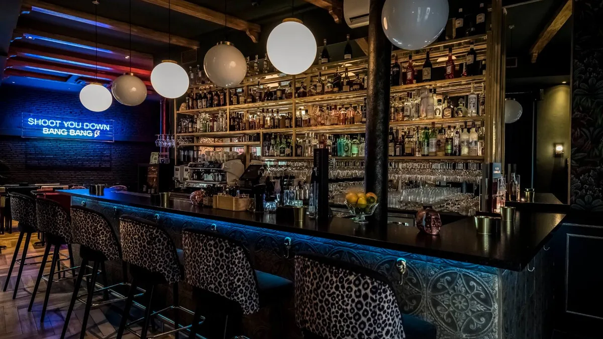 Barra de The Bowie Cocktail Bar en Valladolid