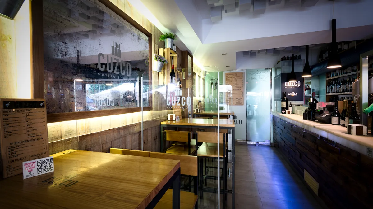 Interior de Cuzco Bodega, gastrobar de tapas creativas en el casco histórico de Salamanca