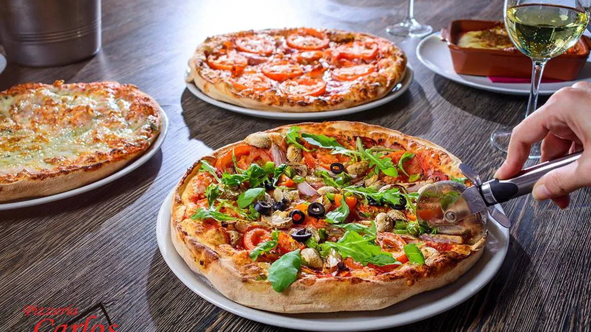 Pizzas de masa fina sobre la mesa de Di Bald's Pizza en Salamanca