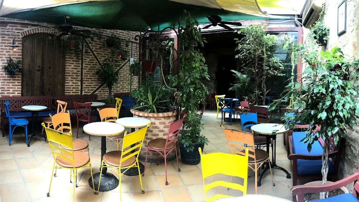 Patio con mesas del local Hernández y Fernández de Salamanca