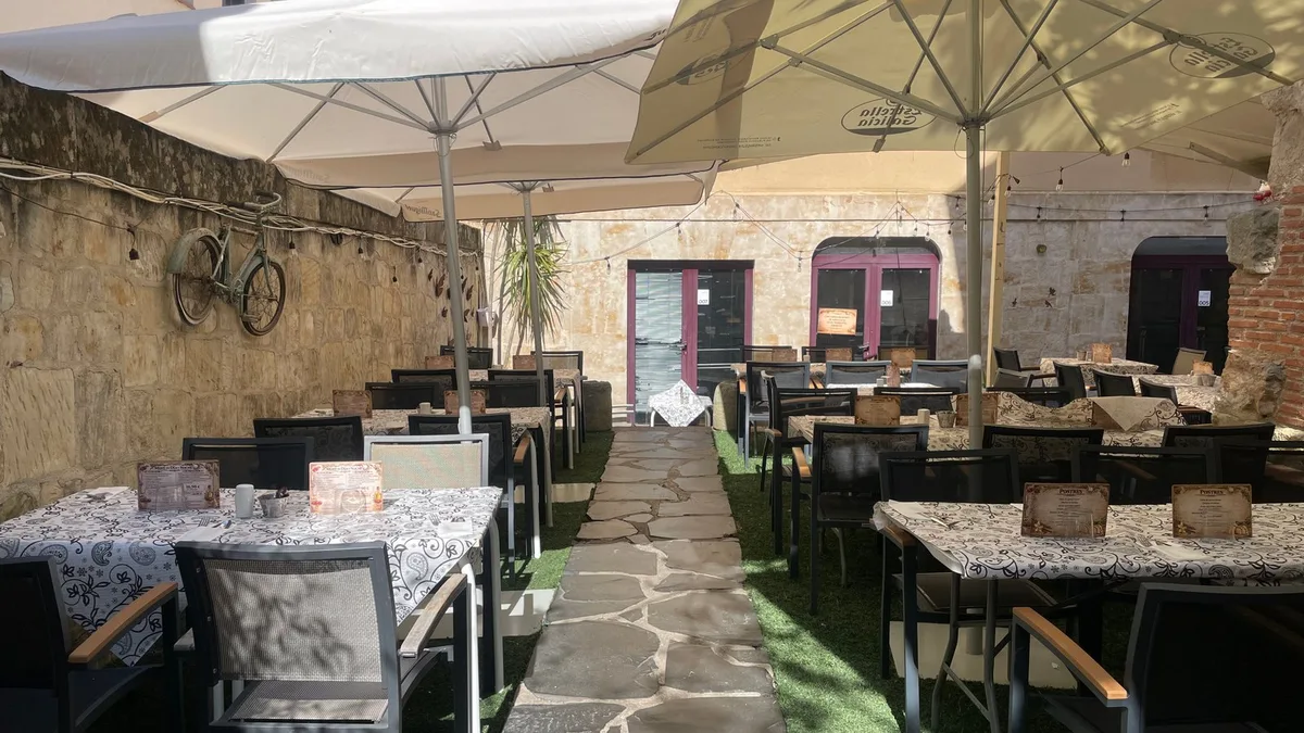 Terraza ajardinada del bar restaurante Don Quijote en la calle Serranos de Salamanca