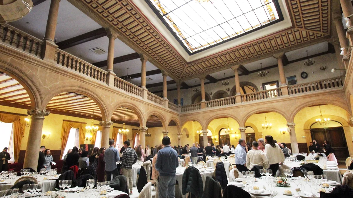 Salón con claraboya del restaurante El Bardo junto a la Casa de las Conchas de Salamanca