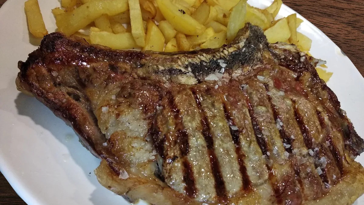 Chuletón con patatas fritas del Restaurante El Figón Charro en Salamanca