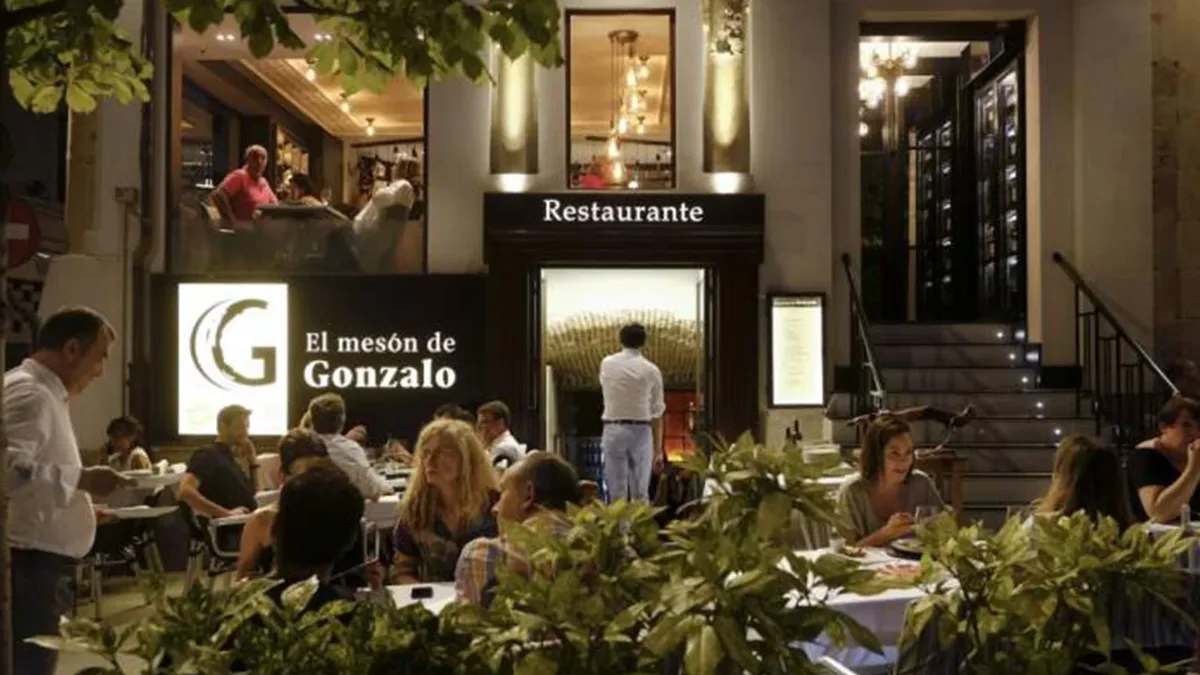 Terraza y entrada del Mesón de Gonzalo en la plaza del Poeta Iglesias de Salamanca