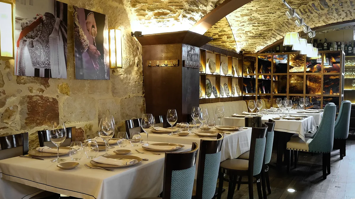 Comedor abovedado de piedra del Mesón de Gonzalo, restaurante de carnes a la brasa de Salamanca
