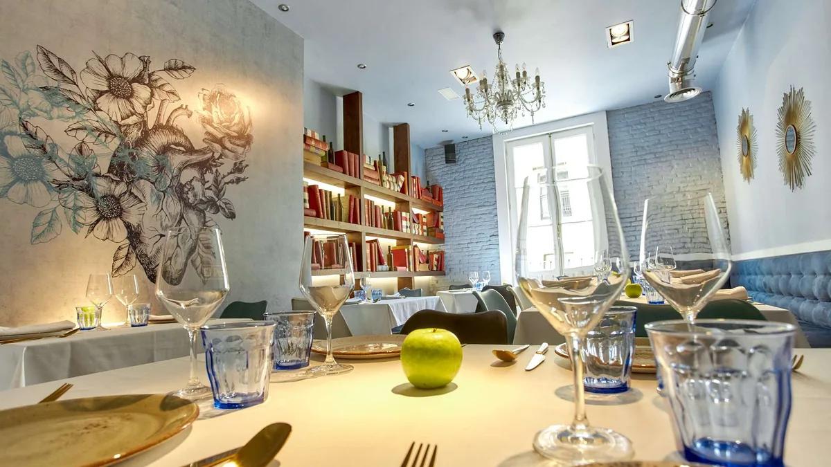 Salón con decoración bohemia del restaurante El Pecado junto a la Plaza Mayor de Salamanca