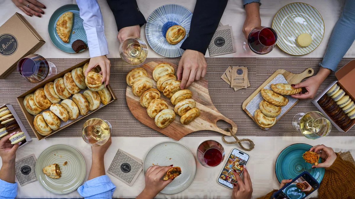 Mesa con empanadas argentinas de Empanadas Malvón en Salamanca