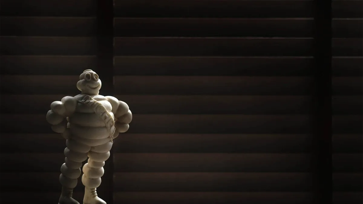 Figura de Bibendum de la Guía Michelin en En la Parra, restaurante de alta cocina en Salamanca