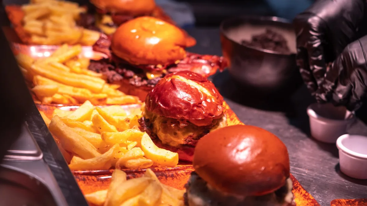 Hamburguesas y patatas fritas de Envy Burger & More by Origen Burgers, Salamanca