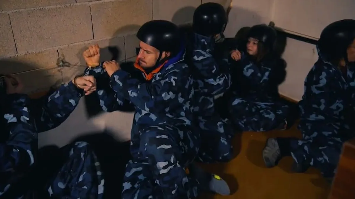 Grupo con cascos y trajes en el escape room La Rebelión de Pelabravo, cerca de Salamanca
