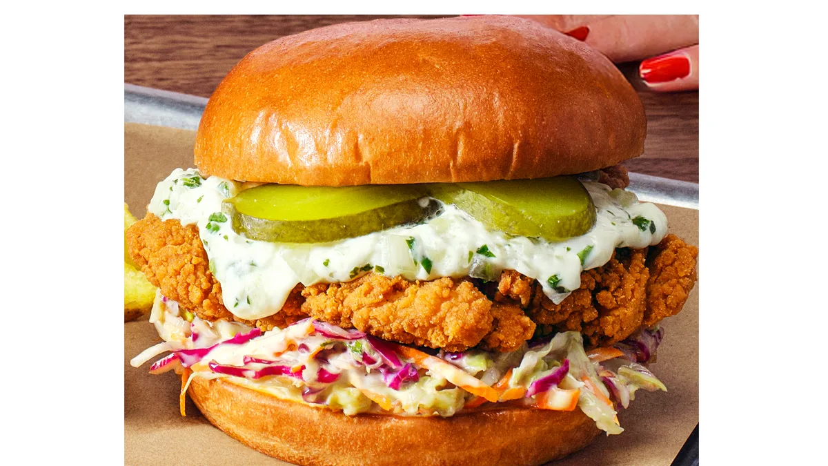 Sándwich de pollo crujiente con pepinillos en Foster's Hollywood, Salamanca