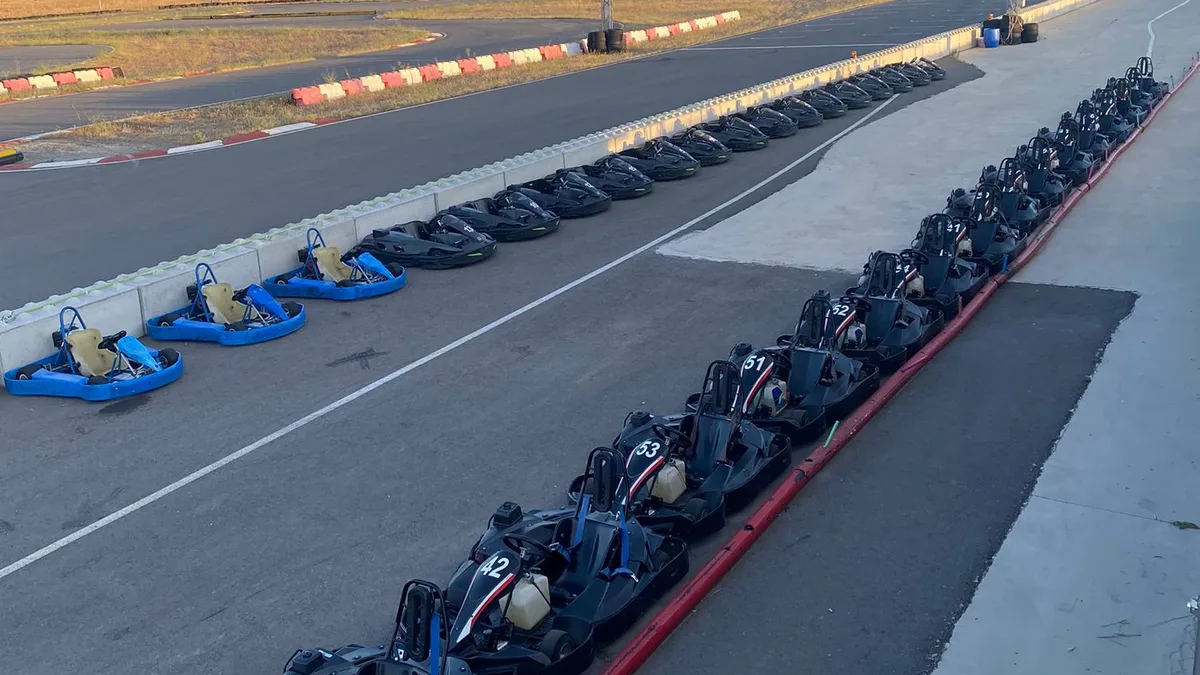 Karts alineados en el circuito de Ibérica Karting Salamanca en Arapiles