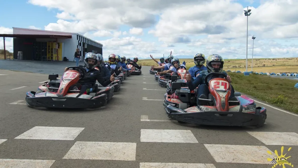 Parrilla de salida de karts en el circuito de Karting GP en Martinamor, cerca de Salamanca
