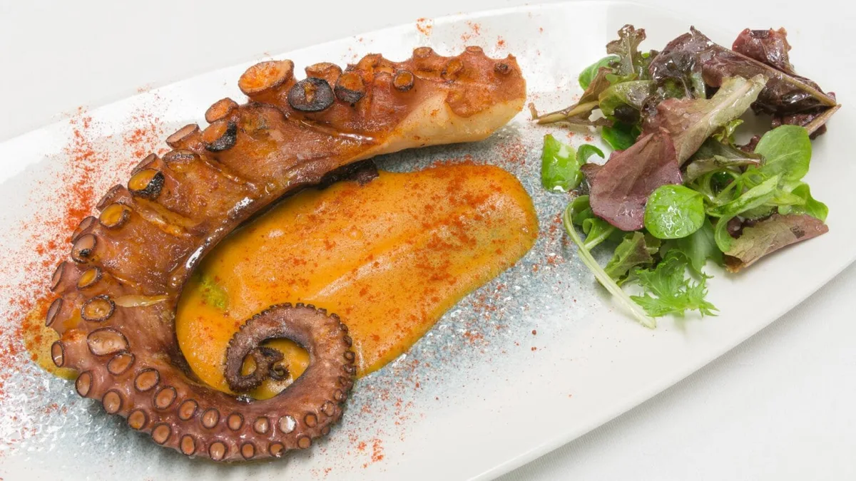 Pulpo asado con ensalada de La Cocina de Toño, restaurante con menú del día en Salamanca