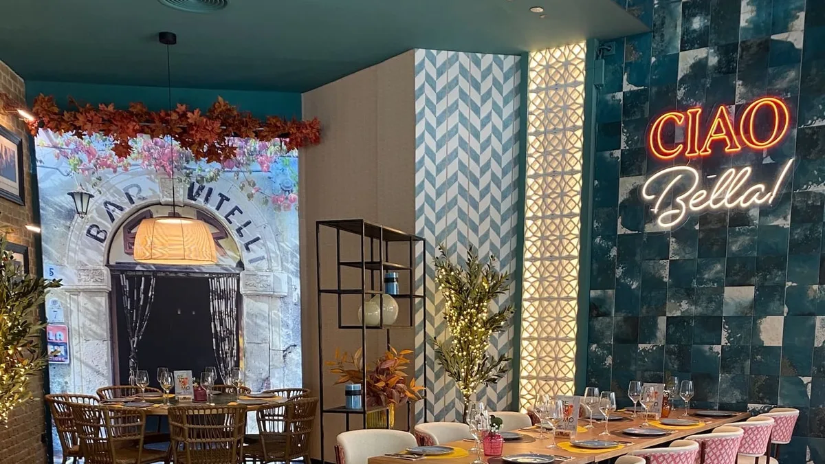 Comedor decorado con azulejos de La Famiglia, restaurante italiano de Salamanca