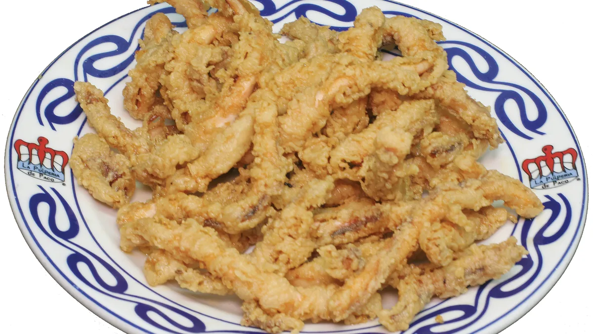 Plato de fritura de pescado servido en La Pulpería de Paco, Salamanca