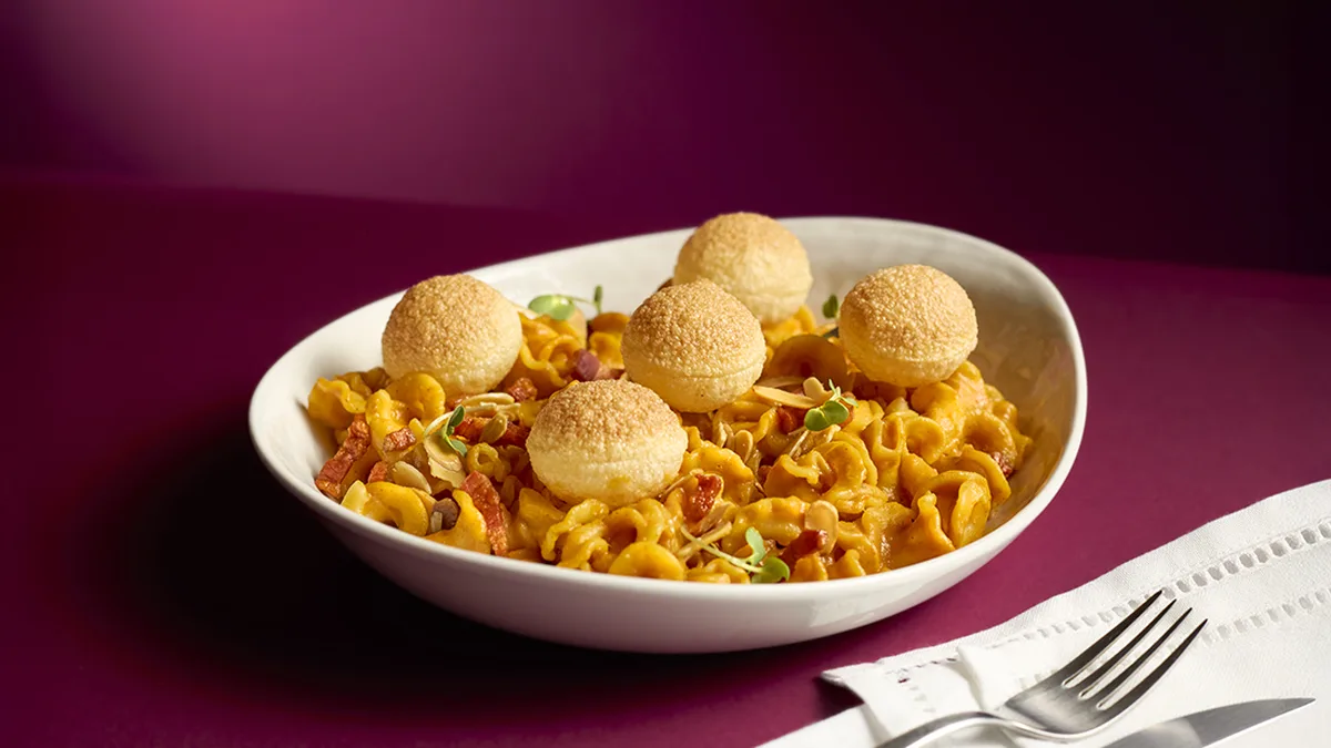 Plato de pasta campanelle con albóndigas de La Tagliatella en Salamanca