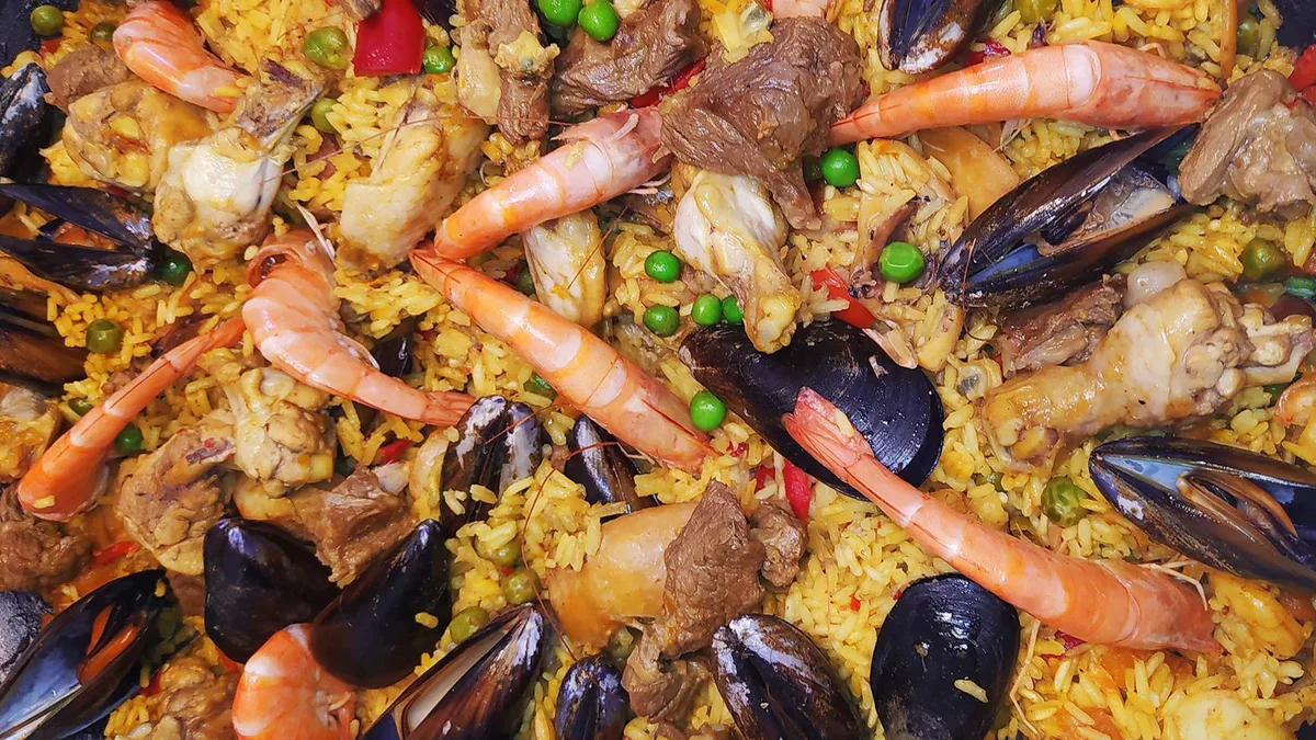 Paella mixta con marisco y carne de La Terraza del Montalvo, arroces de Salamanca