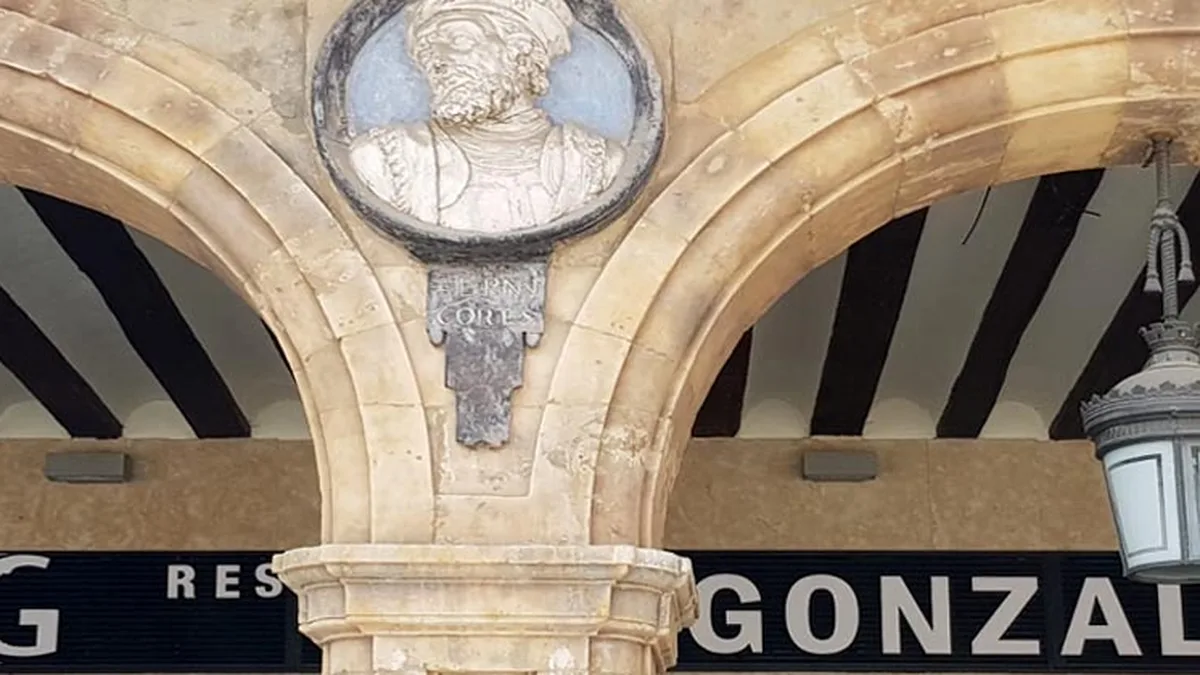 Soportales de la Plaza Mayor con el rótulo de Las Tapas de Gonzalo en Salamanca