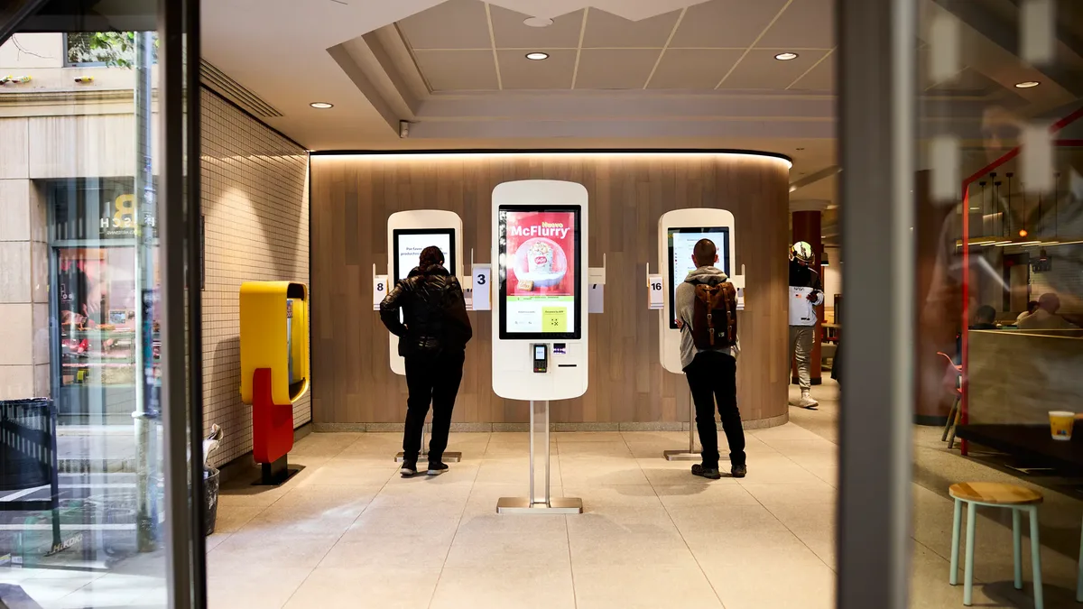 Quioscos de autopedido en el McDonald's de la Plaza del Corrillo, Salamanca