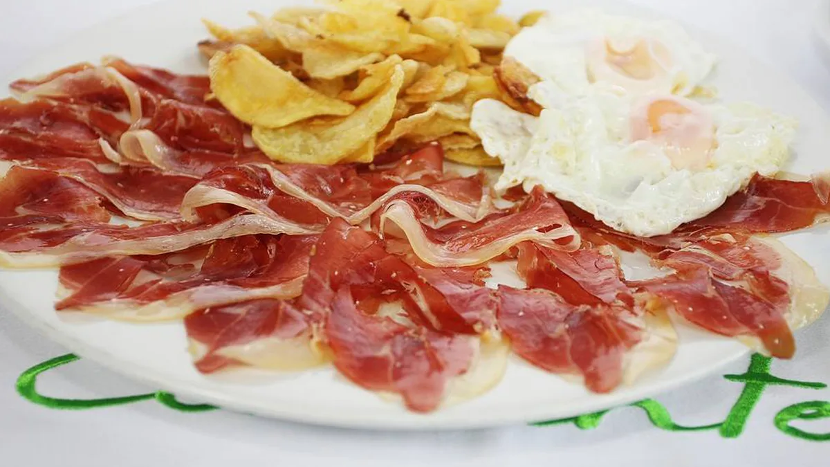 Jamón ibérico con patatas y huevo frito del Mesón Restaurante Cervantes en la Plaza Mayor de Salamanca