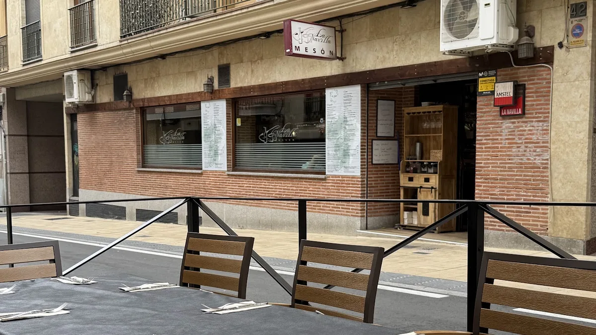Fachada y terraza del Mesón La Navilla en la calle Pizarro de Salamanca