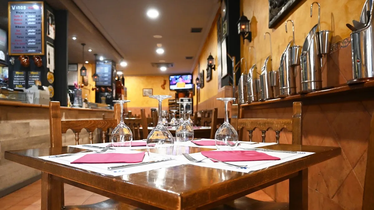 Comedor del Mesón Los Faroles con mesas preparadas en la calle Van Dyck de Salamanca