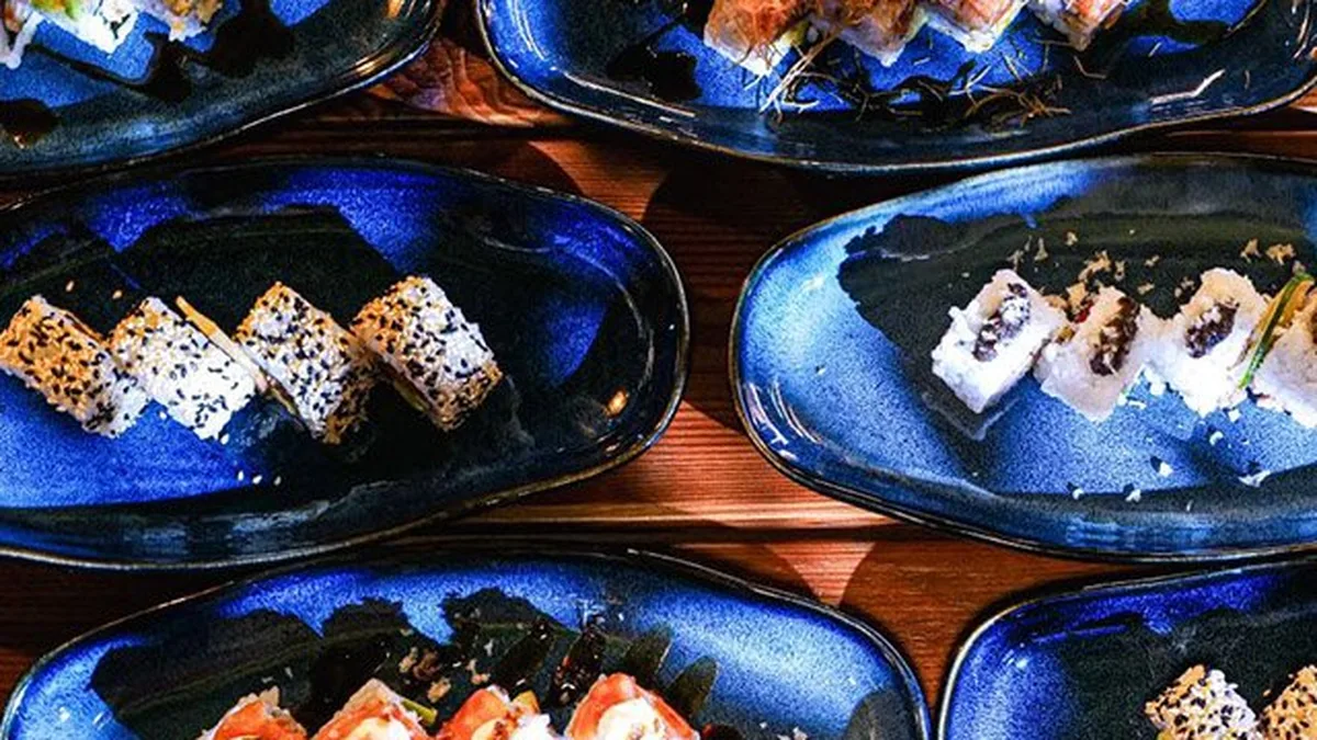 Bandejas de sushi variado sobre platos azules en Miyaki Sushi de Salamanca