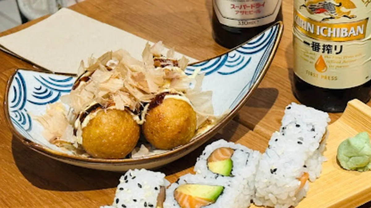 Takoyaki, nigiris y makis servidos en el Ohayo Sushi Bar de Salamanca