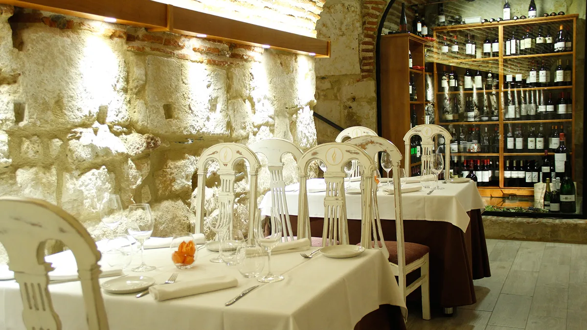 Sala de piedra con mesas del restaurante OroViejo en el centro de Salamanca