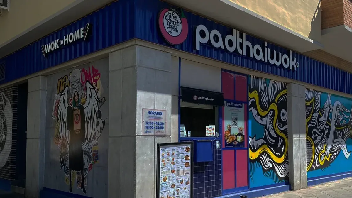 Fachada de PadThaiWok, comida tailandesa rápida en el centro comercial El Tormes, cerca de Salamanca