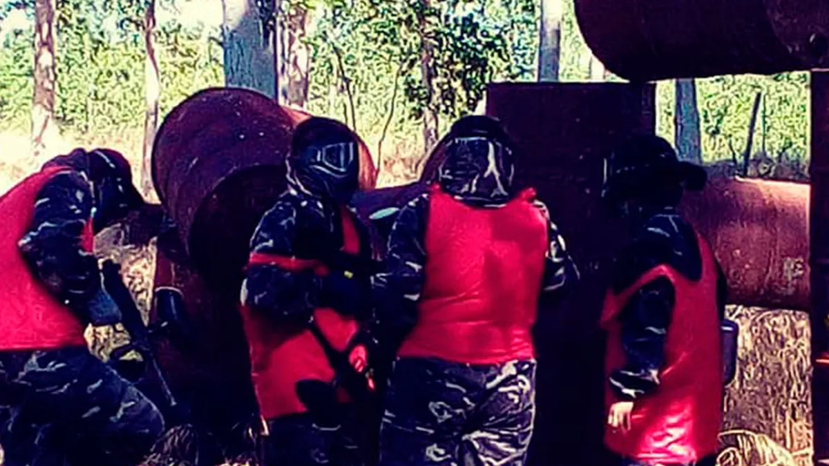 Equipo jugando al paintball en Outdoor Activo, en Huerta, cerca de Salamanca