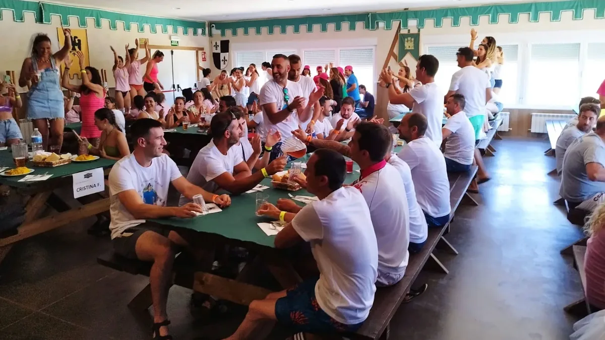 Grupo comiendo en el Poblado Medieval de Puente del Congosto, complejo multiaventura de Salamanca