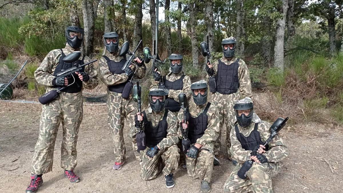 Grupo equipado en el campo de paintball de Quadaventura Béjar, en la provincia de Salamanca
