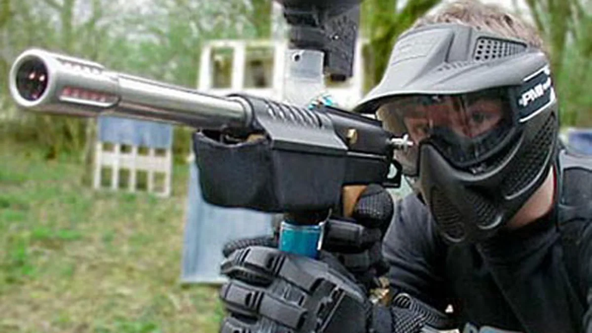 Jugador con marcadora en una partida de paintball de ScapadaS en Salamanca