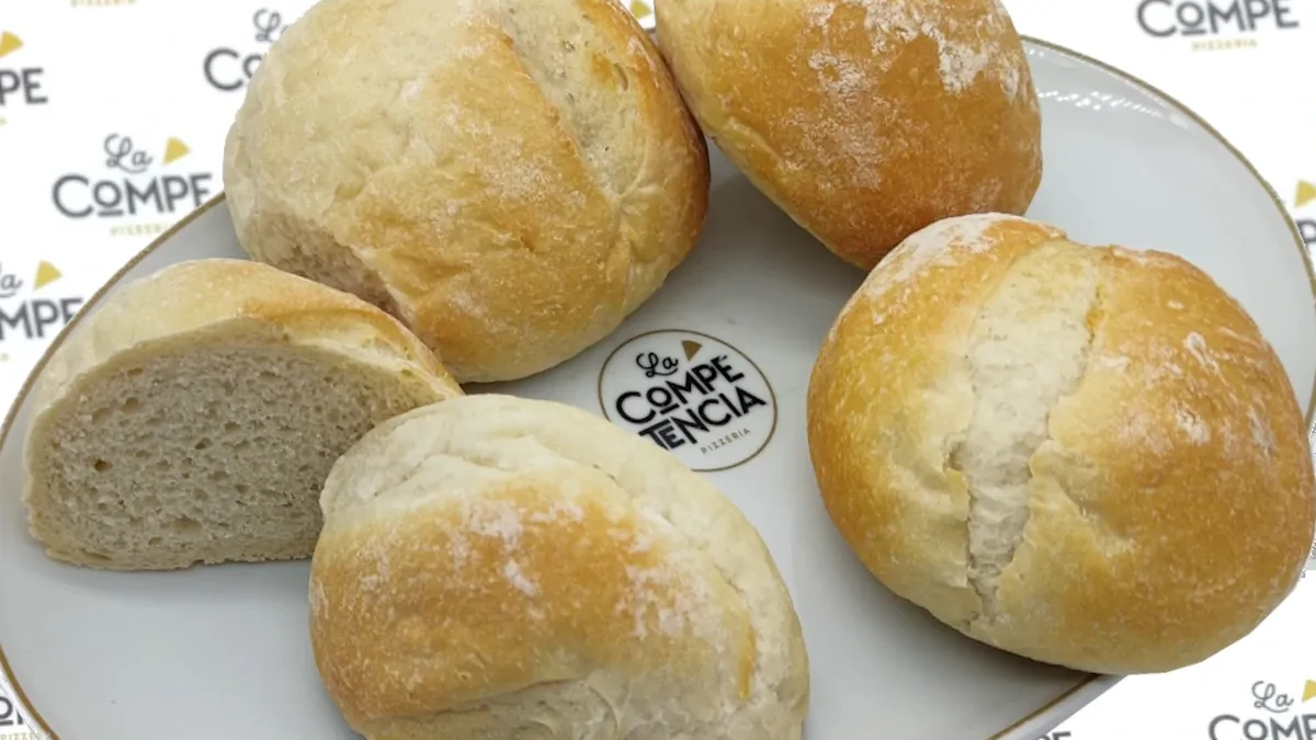 Panecillos caseros en la pizzería La Competencia de la Plaza del Peso, Salamanca