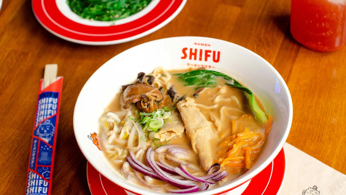 Cuenco de ramen con palillos en Ramen Shifu, Salamanca