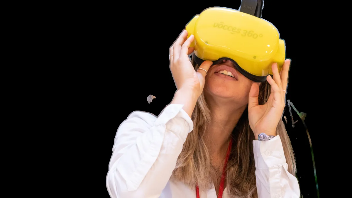 Visitante con gafas de realidad virtual en la experiencia inmersiva de la Catedral de Salamanca