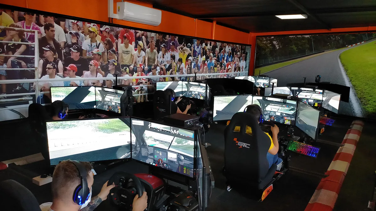 Sala de simuladores de carreras del Circuito Virtual Salamanca en el C.C. El Tormes