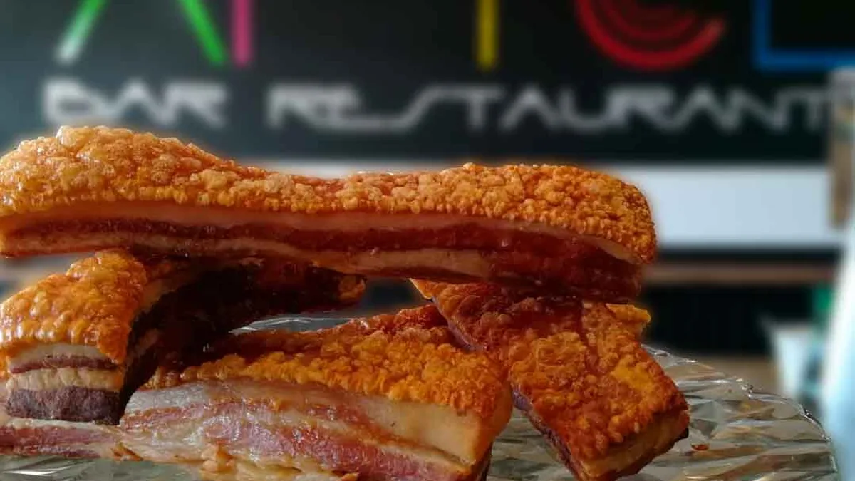 Torreznos crujientes del restaurante APTCE en Villares de la Reina, cerca de Salamanca